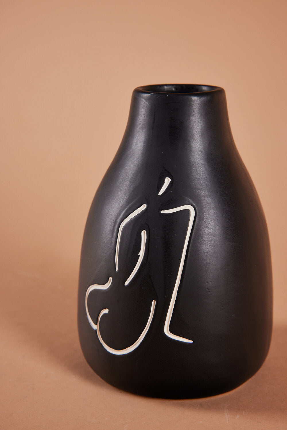 Vase med kvindeskikkelse, sort - H14 cm.